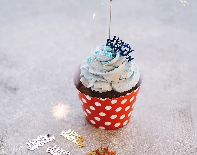 CupCake mit Wunderkerze auf Eisfläche